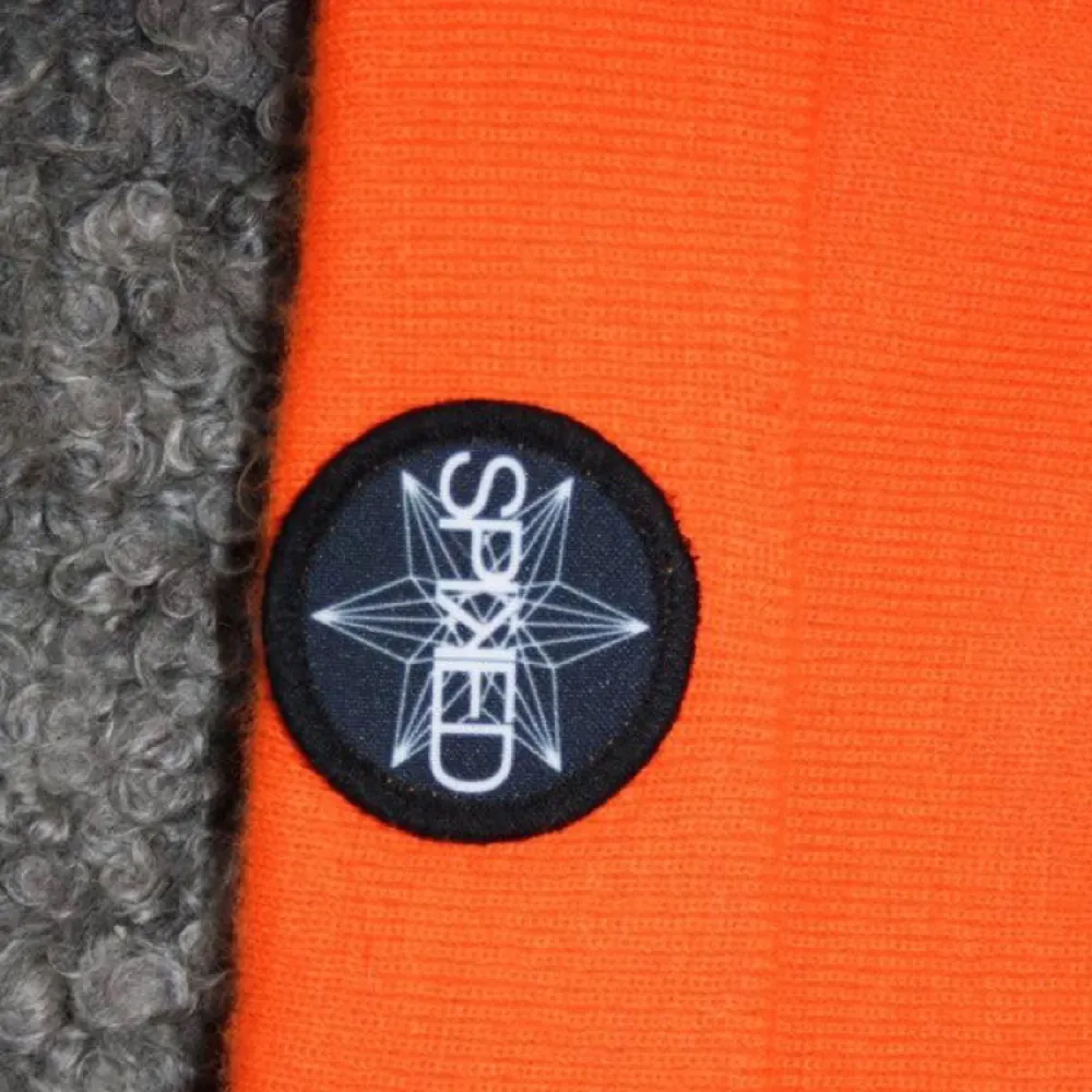 orange mössa från spiked 🕸 köpt från jamjars (tumblr) egna merch. stretchig & varm. . Accessoarer.