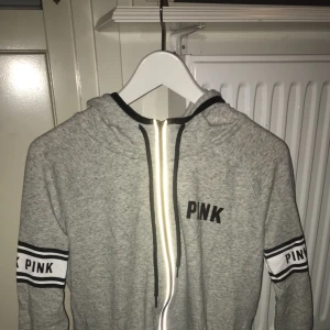  - Snygg sportig tunnare hoodie från Victoria Secret knappt använd 
