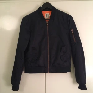 - Mörkblå bomberjacka 