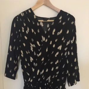  - Jättefin jumpsuit som aldrig kommer till användning. Använd en gång! Svårt att få till bra bilder :(  Köparen betalar frakt. 