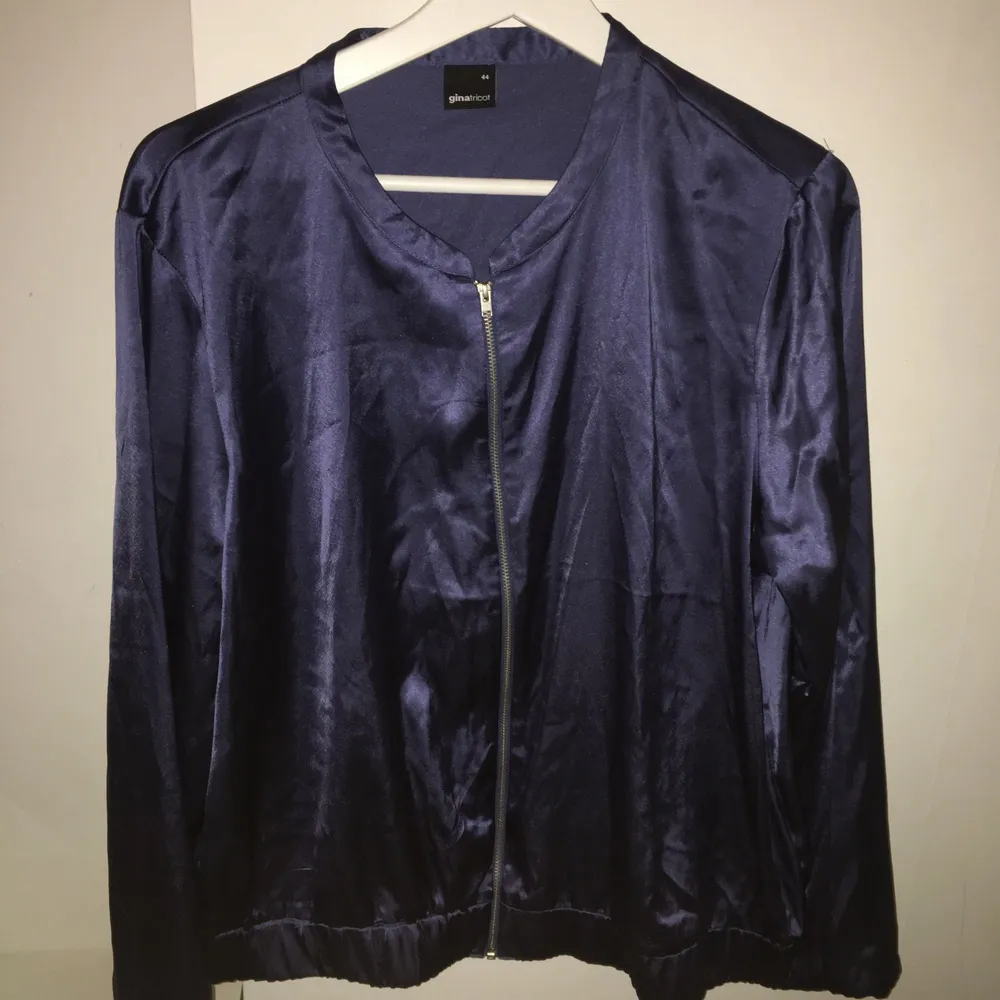 Blå tunn silkes jacka från ginatricot i storlek 44 (passar L-XXL)  Använd en gång då den är alldeles för stor Original pris: 399 kr Säljs pga: För stor. Jackor.