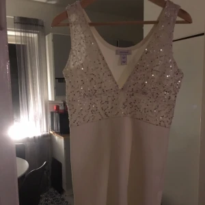  - Snygg glitter klänning Strl S från Nelly, frakt tillkommer 