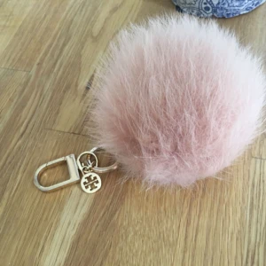  - Superfin pompom i rävpäls, från tory burch. Köpt från Jackie i våras för 900kr