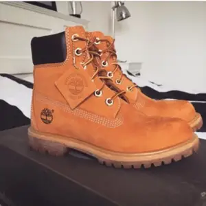 Klassiska Timberlandkängor! Nypris 1999kr. Endast använda vid 2 tillfällen = är i jäääättefint skick! Köparen står för ev fraktkostnad. 