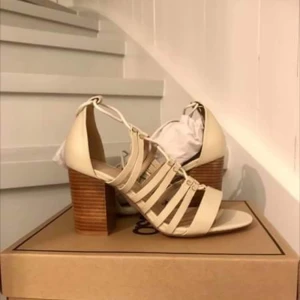  - Fina skor från Asos. Aldrig använda! (Benvita i färgen)