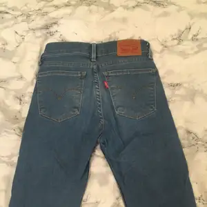 Ljusa Levis Jeans i 710 Super Skinny, använda max 5 gånger, pris kan sänkas vid snabb affär 