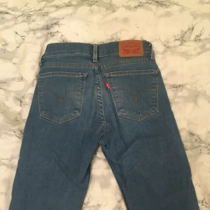  - Ljusa Levis Jeans i 710 Super Skinny, använda max 5 gånger, pris kan sänkas vid snabb affär 