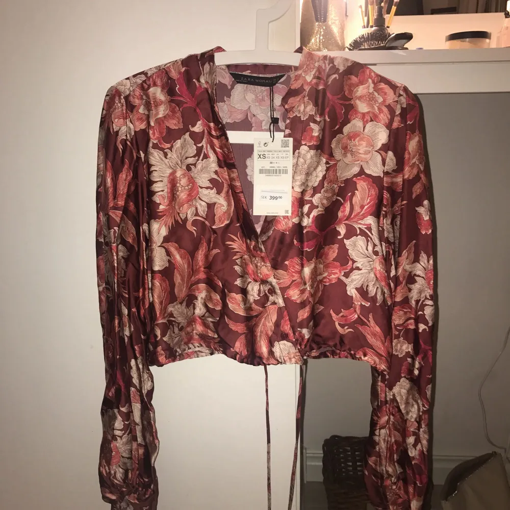 Suuperfin blus  i silkesmaterial från zara som tyvärr inte passar mig. Endast provad och prislapp kvar💫 . Blusar.