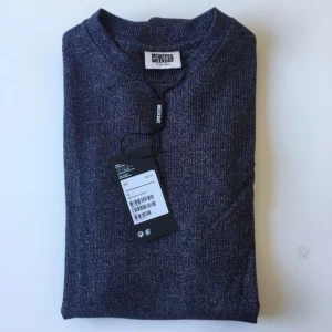  - Ny glittertopp! Helt ny långärmad glittertopp i Navy/mörkblå, str XS (stor i str). Köptes för 300 kr. Prislappen sitter kvar.