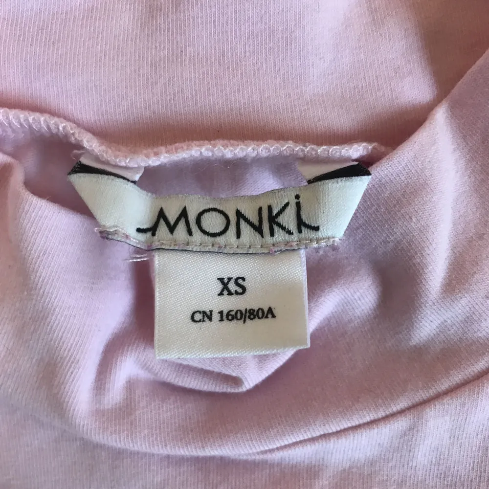 Från Monki, storlek XS. 50 kr.💎. T-shirts.