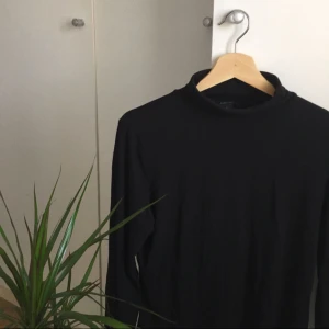  - polo fr monki ❣️ sitter mer som en större M, dock rätt stretchig så den passar nog de flesta!