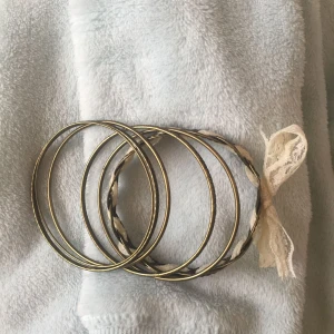  - Säljer dessa armband I brons guld🌸köparen står för frakt 