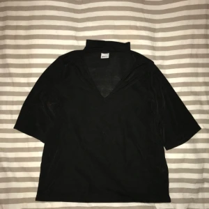  - Hej! Säljer en svart tröja med band runt halsen och trekvartslånga ärmar. Köpt på Gina tricot och endast använd 2 ggr. Skönt och ganska tunt tyg. Kan mötas upp i Gävle eller fraktas, då köparen står för fraktkostnaden! 