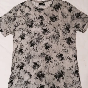  - Mycket lent och stretchigt tyg med blommigt mönster över sig.  Helt oanvänd. Liten i sim storlek.