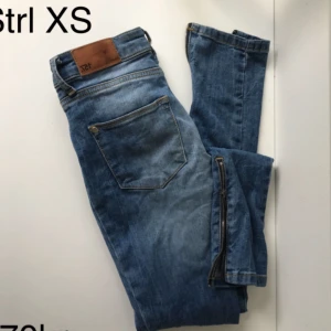  - 157 jeans med dragkedja detalj längst mer på benen 