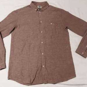  - Mörkbeige/askbeige/ljusbrunish skjorta som är oanvänd.  Bommul. Regular fit.