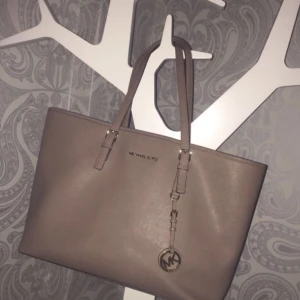  - Köpt på NK i Stockholm för ca 3000kr, gott skick då jag inte använt den så mycket! Dustbag finns kvar:)