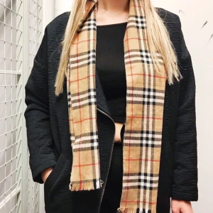  - Kort halsduk i Burberry mönster säljes för 40kr, frakt tillkommer. Betalning sker via swish.