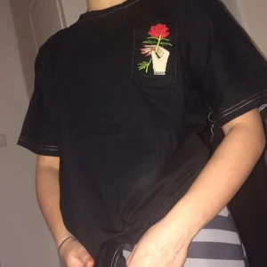  - Ball T-shirt med fina detaljer. Köparen står för frakt🌹