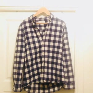  - Vit- och blårutig skjorta från Made in the Shade. Lite grövre tyg. Bra skick. Storlek medium. Regular fit. Liknar den skjorta Jax Teller har på sig i slutscenen i Sons of Anarchy och man känner sig som honom när man har den på sig vilket är en bonus. 