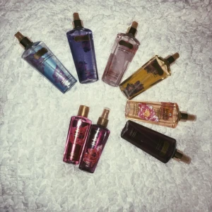  - Victora Secret mistar med olika priser och mängd i . Det finns korkar på alla flaskor 🌸 Står ej för frakten.