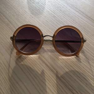 Superfina solglasögon från Le Specs ! 🌼