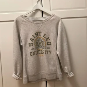  - Tröja köpt från en amerikansk vintage butik i stockholm. Älskad och använd men inte sliten eller skavd på något sätt.  Inköpspris 400kr.   Möts upp i Stockholm eller så står köparen för frakten ☀️