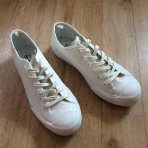  - Vit Sneakers / Gymnastiksko / Trainers >> Converse Jack Purcell look-alike av märket Cedarwood State. Heelt oanvända!  Storlek: US 9 / UK 8 / Euro 42