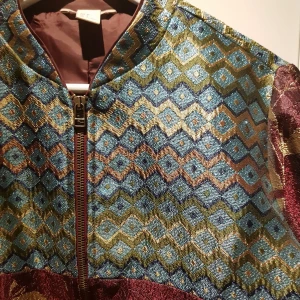  - Bomber jacka med galet snygga detaljer. Storlek 34, men känns som en S - 36/38.