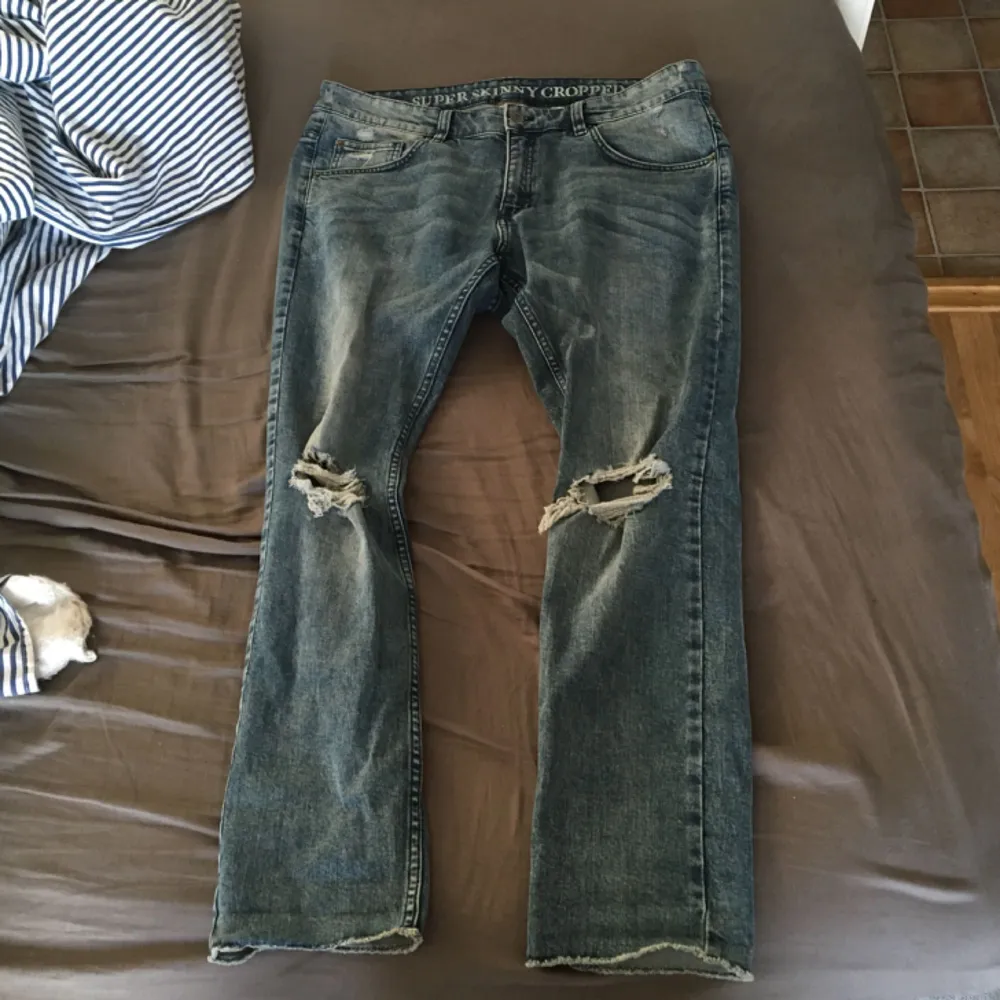 super skinny cropped jeans från h&m, fel storlek därav säljs dom.. Jeans & Byxor.