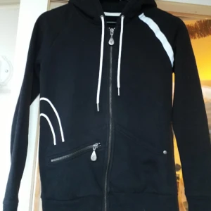  - Mouli hoodie i nyskick! Stl XS. Använd och tvättad 2 ggr. Nypris över 80å kr! Alltid snygga detaljer.  Se gärna mina övriga annonser. Jag kan samfrakta vid flera köp.