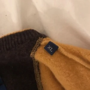  - Jätte skön senapsgul tröja, herrstorlek XL men har krymps i tvätten så nu passar den typ en s