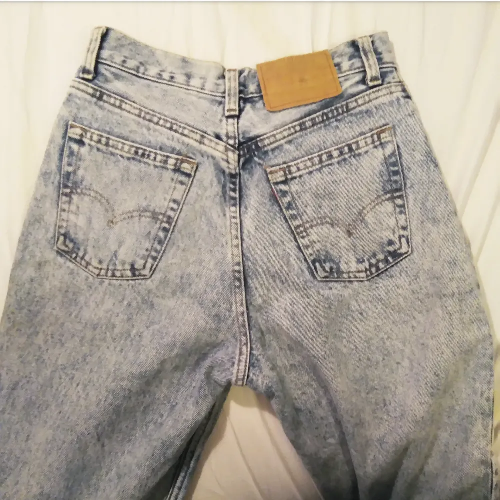 Levis jeans i gott skick förutom att lappen är utsuddad så kan inte se storleken men gissar på W30 L39 eller st S. Har en knappt synlig blekt fläck på vaden.. Jeans & Byxor.
