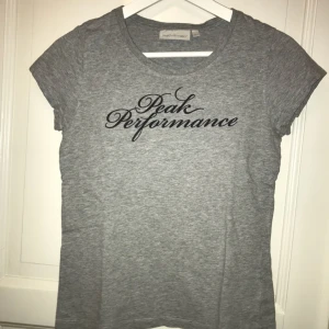  - Om man köper två annonser jag lagt ut så får man med denna Peak performance t shirten gratis.  Nypris 400kr