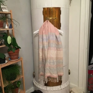  - Mjuk halsduk i pastellfärger