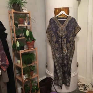  - Vacker kaftan med bälte i midjan