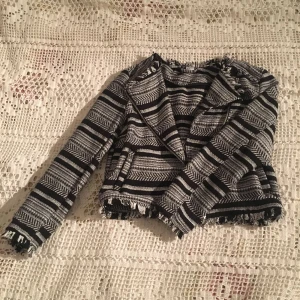  - Snygg och trendig kofta med fickor. Endast prövad. 80kr + frakt men kan gå ner i pris vid snabb affär. 