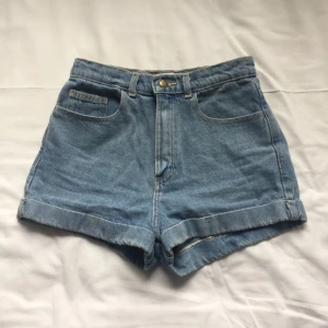  - Högmidjade shorts från American Apparel