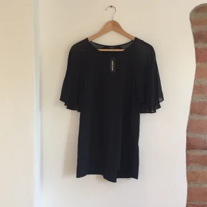  - Jättefin festtröja från river Island med transparenta fjärilsärmar. Oanvänd! Fraktkostnad tillkommer🌸