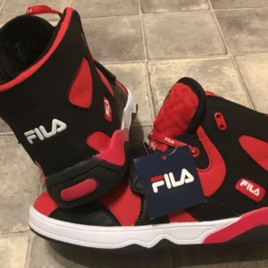  - Helt nya äkta oanvända FILA skor säljes pga för stora och inser att dom aldrig kommer att komma till användning. Märkta med 35, men jag har mätt innemåttet och det är 23,5 vilket motsvarar storlek 37. 