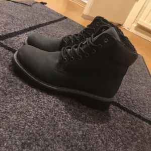  - Kängor, storlek 38. Endast testade och ligger bara i garderoben och tar plats. Kan sänka priset vid snabb affär. 