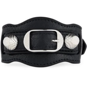  - Svart Balenciaga-armband i skinn med silvriga detaljer. Köpt på Balenciaga i new york. Kvitto finns.