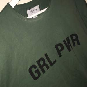 GRL PWR-tshirt från NAKD. Använd fåtal gånger. Köparen står för frakten. 