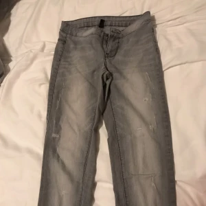  - Grå jeans
