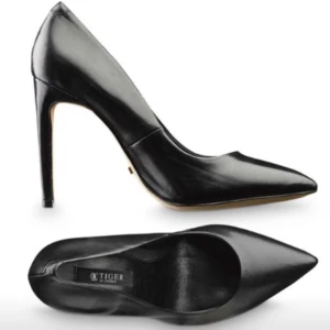  - Helt nya tiger of sweden pumps säljes pga av för liten storlek. Använda endast några timmar.   Stl. 38 Nypris: 1799kr  Pris:500kr 