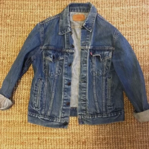 - Vintage Levi's jeansjacka! ✨ perfekt nu med en hoodie under! Storlek 40 men sitter fint oversize på mig som är en 36a i jackor! Kan skicka, då betalar du frakt! Kan också mötas i Stockholm! 😊