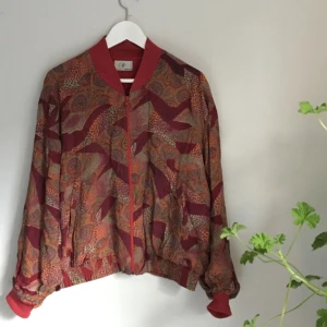  - Bästa, finaste vintagejackan som jag insett att jag tyvärr aldrig mer kommer använda. Tunn, härlig silkesjacka med bra fickor. Mycket fint skick!  ✨Hämtas i Karlskrona // Frakt betalas av köparen  Priset kan eventuellt diskuteras✨