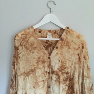  - Underbar batikblus från Monki! Skönt tyg som faller snyggt. Toppenskick då jag tyvärr inte använt den mer än en gång. ✨Hämtas i Karlskrona // Frakt betalas av köparen  Priset kan eventuellt diskuteras✨