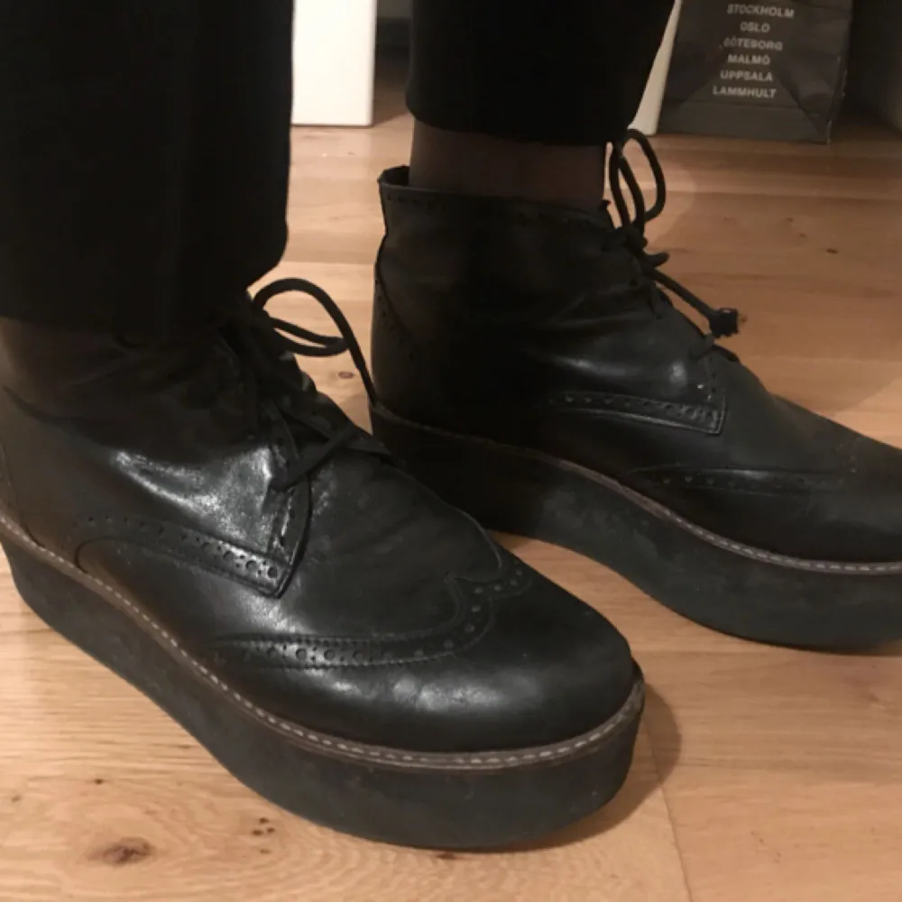 Svarta platåskor från vagabond i läder. Köpa år 2014 men är i bra skick som ni ser! Superfina skor men måste tydligen rensa skohyllan :( (Skosnöret på ena skon har gått upp. Men det är bara att köpa nya). Skor.
