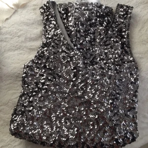  - Säljer min glitterklänning i storlek XS som aldrig är använd tyvärr för kort för mig, skicka för fler bilder!  Betalning: Swich Frakt:50kr